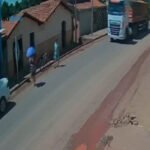 Cantora é derrubada e tem testa cortada por gargalo de garrafa