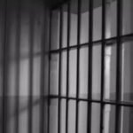 Mulher é encontrada morta dentro de quarto com sinais de violência, diz polícia