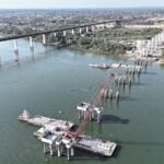 Caminhonete que ficou submersa no rio após a queda da ponte JK é retirada