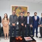Trem atinge caminhonete após motorista se arriscar cruzando trilho em Estreito