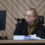 Pai, mãe e filho morrem após caminhão invadir contramão e bater de frente com o automóvel