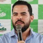 Mulher morre dentro de casa após bala atravessar portão durante troca de tiros