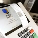 Ventania deixa trabalhadores pendurados durante obra em Imperatriz