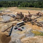 Agressor é pai da criança: homem agride mulher com criança nos braços