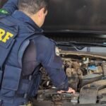 Agressor é pai da criança: homem agride mulher com criança nos braços