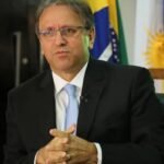 Marrone diz ser “meio gay” em show e gera reação de Bruno