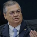 Passarela de colégio cede durante comemoração e deixa alunos pendurados