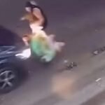 Carro parte ao meio após colidir contra poste e deixa pai e filho mortos