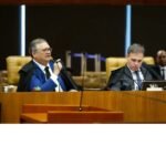 Justiça manda apagar mensagens que ligam senador Eduardo Gomes ao caso Master e Vorcaro