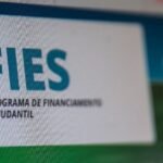 Após bater em poste e capotar, motorista tem pertences saqueados